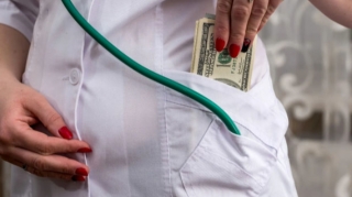 Dələduzluqda təqsirləndirilən keçmiş tibb bacısına hökm oxunub 