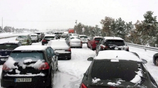 Qar fırtınası nəqliyyatın hərəkətini iflic edib 