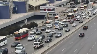 На каких улицах Баку 23 февраля наблюдаются транспортные заторы? 