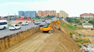 Возле моста Сарай обрушилась дорога, грузовик провалился в яму - ВИДЕО 