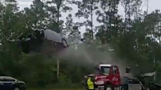 Qadın sürücü evakuatorun üstündən belə uçdu  - VİDEO