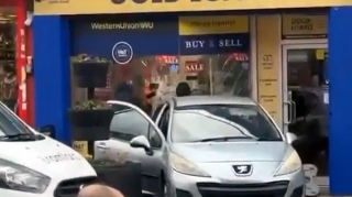 Maskalı şəxslər lombarda avtomobillə girərək qızıl oğurladılar 