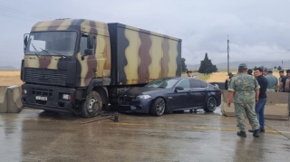 Göygöldə "BMW"  hərbi maşına çırpıldı - FOTO 