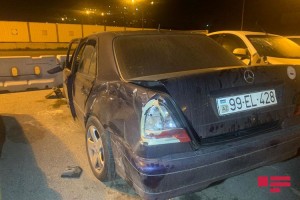 Bakıda iki avtomobil toqquşub, xəsarət alan var - FOTO