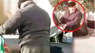 Bayraqla maşını silən 72 yaşlı sürücü üzr istədi - VİDEO 