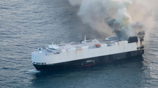 Üç min avtomobillə dolu gəmi yanğından sonra Sakit okeanda batdı - VİDEO 