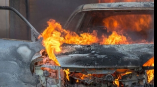 Dövlət Xidmətinin inzibati binasının həyətində avtomobil yandı