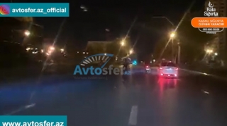 Bakıda gecə yarısı moped sürənlərin "ralli şou"su kameraya düşdü  - VİDEO