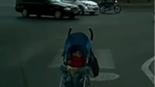 Bakıda məsuliyyətsiz ana körpəsini yolun ortasında unutdu   - VİDEO