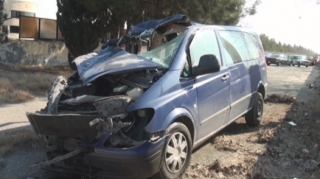 Şəkidə yük maşını mikroavtobusla toqquşdu 