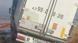 "Agro Logistics"in yük maşını Bakıda dənizə düşməklə üzləşdi - VİDEO 