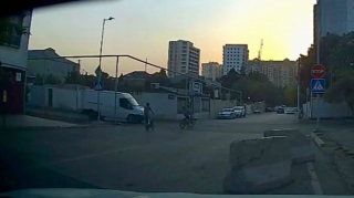 Azyaşlı velosipedçilər yük maşını ilə toqquşmadan son anda xilas oldular   - VİDEO