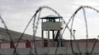 Həbsdə olan qohumuna narkotik aparmaq istədi