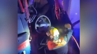 Qəzaya düşən sürücü maşından belə çıxarıldı - VİDEO 