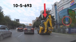 В Баку трактор выехал на автобусную полосу — ВИДЕО 