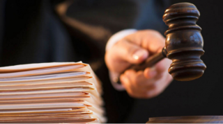 Məhkəmə 15 yaşlı qızla bağlı qərar verdi - Atasını öldürməkdə təqsirləndirilir 