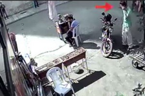 Bakıda motosiklet sahibinin gözü qarşısında qaçırılıb - VİDEO