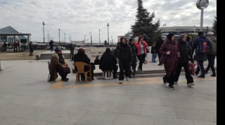 “Koroğlu” metrosunun çıxışını zəbt edən”xalalar” – Hər gün burada... - FOTO 