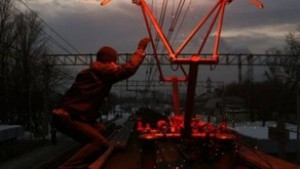 Qatarın üstünə çıxaraq naqil oğurlamaq istəyən yeniyetməni cərəyan vurub