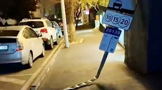 Bu küçədə yol nişanı bir aydır qəzalı vəziyyətdədir - ŞİKAYƏT VAR   - VİDEO