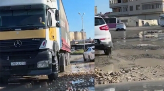Yolları bərbad vəziyyətdə olan sakinlər - İri gölməçələr yaranıb - VİDEO 