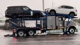 Qatar avtomobil daşıyan yük maşınını iki yerə böldü   - VİDEO
