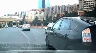 Avtomobilin önünə keçən “Toyota Prius” onu əks istiqamətə sürüklədi  - VİDEO