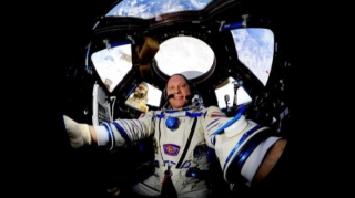 Bir il kosmosda olan kosmonavt Yerə düşən kimi maşınla piyadanı vurdu - FOTO 