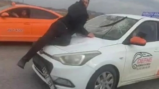 Maşının kapotu üzərində 20 km sürükləndi - VİDEO