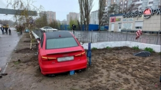 В Волгограде иномарка сбила женщину на тротуаре и врезалась в ограждение  - ФОТО