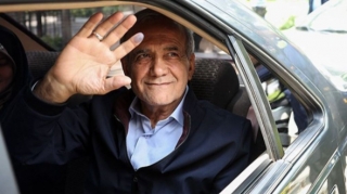 Президент Ирана доехал до Тебриза на такси по причине некачественного бензина 