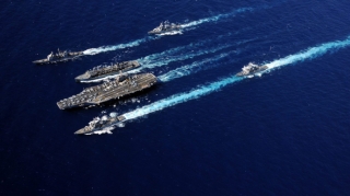 “Abraham Lincoln”a yaxınlaşan İran gəmisi atəşə tutuldu 