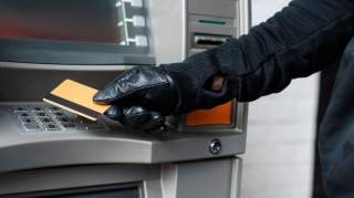 Vətəndaşın bank hesabından pul OĞURLANDI 