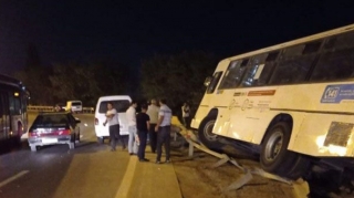 В Баку автобус попал в аварию - ФОТО