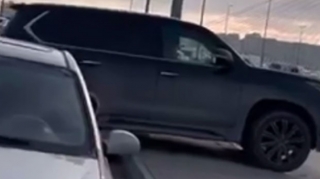 В Баку застрявший в пробке водитель интересным образом вышел из ситуации  - ВИДЕО