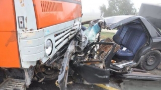 Yevlaxda avtomobil yük maşını ilə toqquşdu: Xəsarət alanlar var   