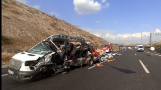 Avtobus yük maşını ilə toqquşdu, 5 nəfər öldü 