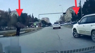 Güzgüyə baxmadan yola çıxan sürücü avtomobilə və piyadaya qəza riski yaratdı   - VİDEO
