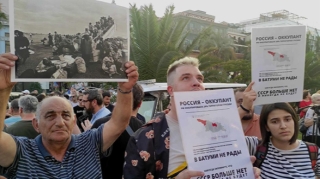 Rusiya gəmisi Batumidə yenə etiraz yaratdı 