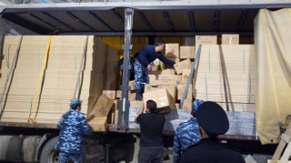 Gömrükdə saxlanılan yük maşınından görün nələr çıxdı - FOTO