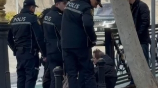 Polis Bakıda halı pisləşən vətəndaşa yardım etdi - VİDEO