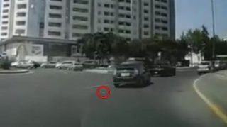 "Toyota Prius" sürücüsü dondurma qabığını yola atdı - 90-HY-628 - VİDEO