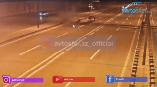 Sükan arxasında başı qarışan "Prius" sürücüsü dirəyə çırpıldı - REAL VİDEO 