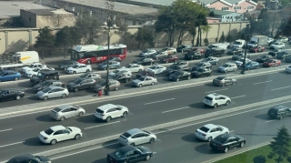 Bakıda avtomobillə motosiklet toqquşdu, yolda tıxac yarandı   - FOTO