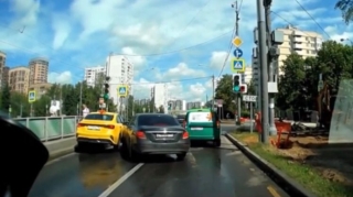 Taksi “Mercedes”lə bordürün arasında sıxışıb qaldı   - VİDEO