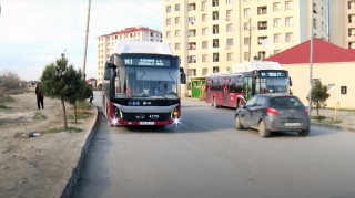 Пассажиры бакинского автобуса сталкиваются с задержками и спорами с водителями - ЖАЛОБА - ВИДЕО 