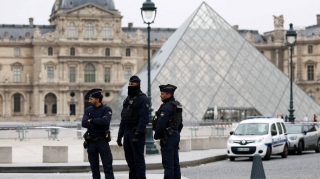 Luvru soyan kimlərdir? 