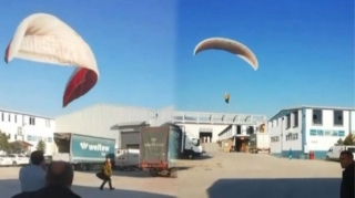 Türk usta iş yerinə paraşütlə gəldi - VİDEO 