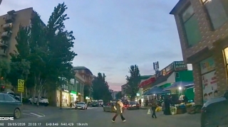Yolu necə gəldi keçən qadın azyaşlı övladını da riskə atdı   - VİDEO