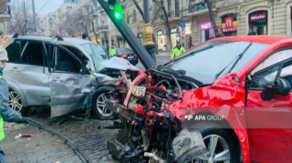 В Баку столкнулись два автомобиля, есть пострадавшие - ОБНОВЛЕНО + ФОТО 